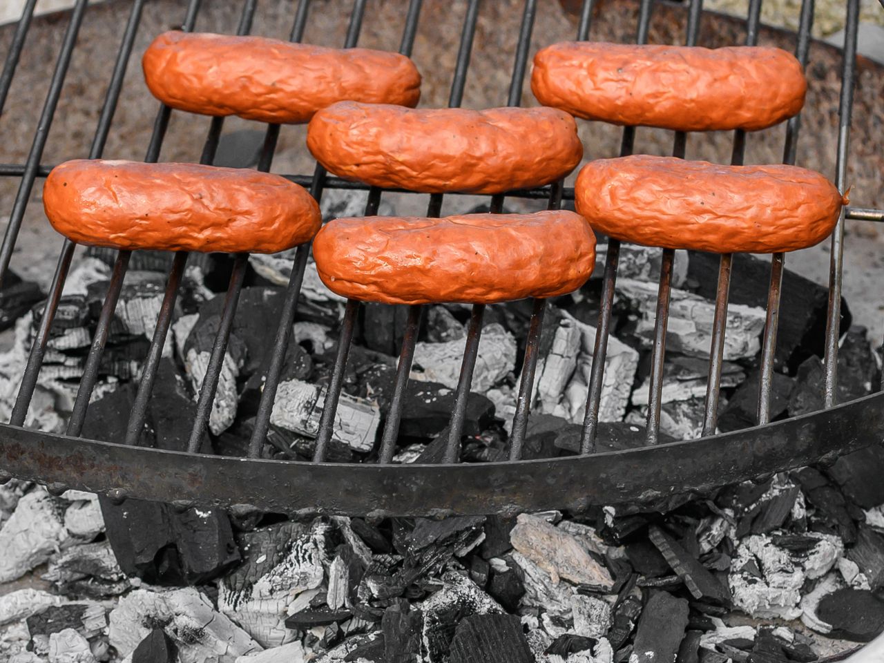 Gdzie wyrzucać węgiel po grillu? Wiele osób popełnia błąd