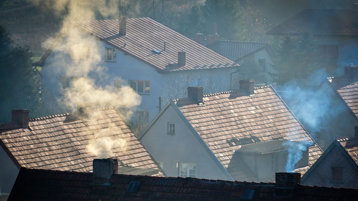 Strażnicy miejscy skontrolują piece w Lesznie
