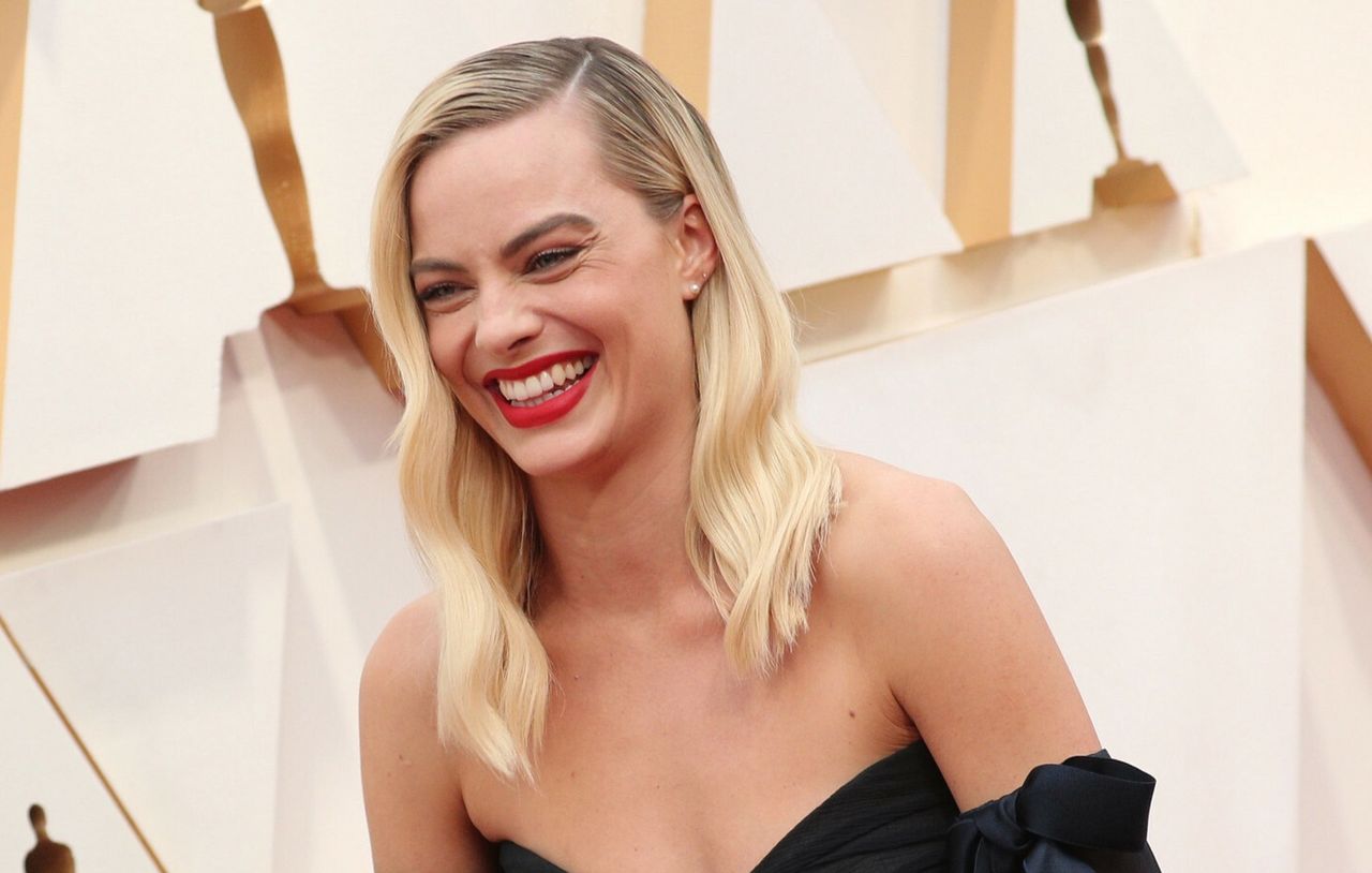 Margot Robbie w sukience od polskiej projektantki. Sukienka mini jest zachwycająca