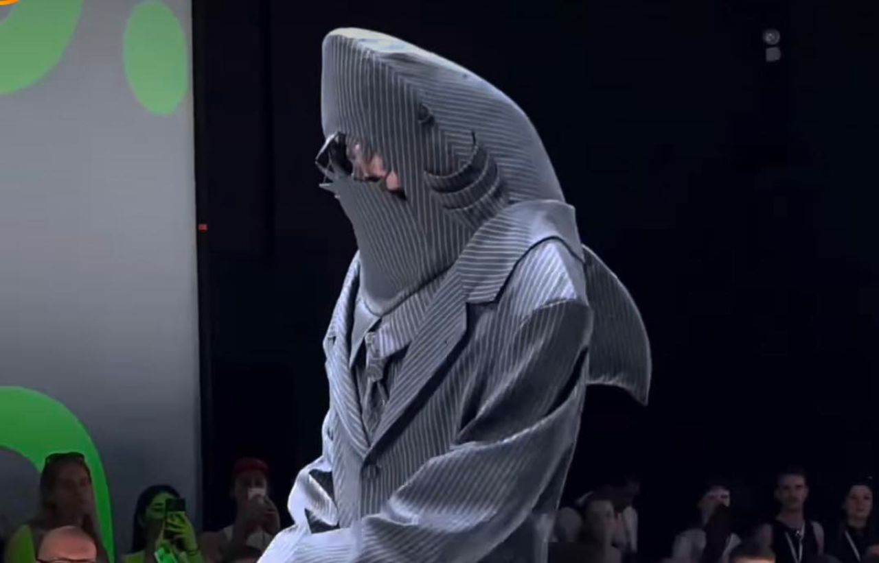 Fashion Week w Berlinie. W stroju rekina na wybiegu. Nagranie niesie się po sieci