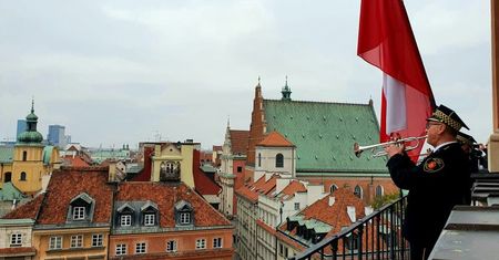Warszawa. Straż Miejska odegrała hymn z Zamku Królewskiego