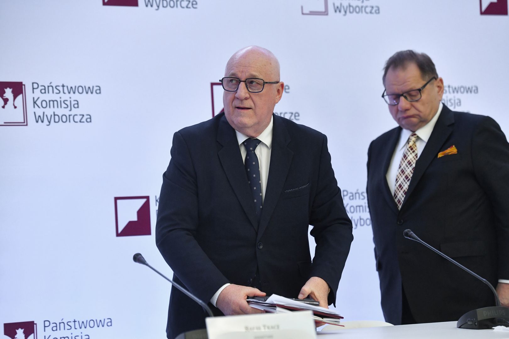 Sylwester Marciniak, Ryszard Kalisz
Warszawa, 01.06.2025. Wybory Prezydenta RP - II tura. Przewodnicz�cy Pa�stwowej Komisji Wyborczej Sylwester Marciniak (L) i cz�onek Ryszard Kalisz (P) na konferencji PKW, 1 bm. w Warszawie. Trwa g�osowanie w II turze wybor�w Prezydenta RP. Do jego zako�czenia obowi�zuje cisza wyborcza. (aldg) PAP/Piotr Nowak
Piotr Nowak
druga, g�osowanie, II, II tura, konferencja, pa�stwowa komisja wyborcza, pierwsza, pkw, prezydenckie, prezydenta rp, wybory, pierwsza konferencja prasowa