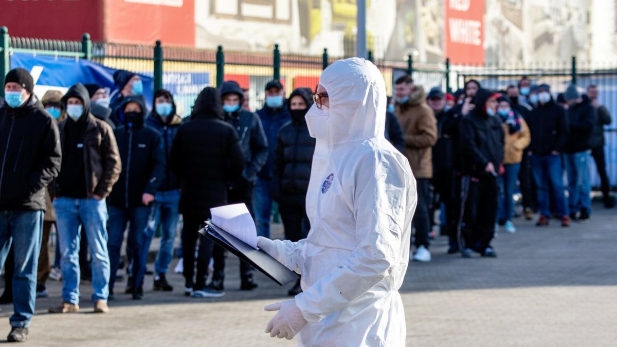 Drapanie w gardle, chrypka mogą być objawami zakażenia Omikronem