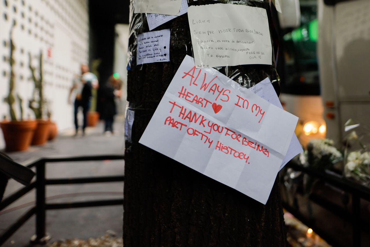 Messages outside the hotel where British musician Liam Payne was found dead the previous night, in Buenos Aires, Argentina, 17 October 2024. Liam Payne, former member of the British band One Direction, died on 16 October in Buenos Aires after falling from the third floor of a hotel, according to police. EPA/JUAN IGNACIO RONCORONI Dostawca: PAP/EPA.