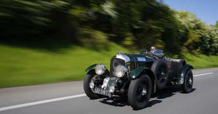 Zabytkowy Bentley z wyjątkowym Porsche na lawecie. Przejechały setki kilometrów