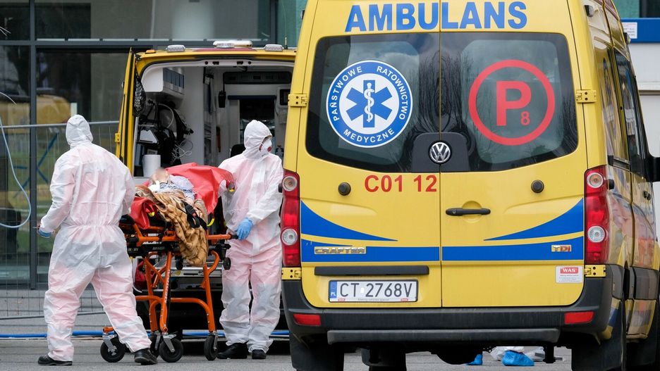 Trzecia fala koronawirusa w PolscePHOTO PAWEL SKRABA / SUPER EXPRESS  TORUN  SZPUTAL MIEJSKI W TORUNIU  KARETKI Z PACJENTAMI ZAKAZONYMI KORONAWIRUSEM CZEKAJA NA PRZYJECIE DO SZPITALA  06/04/2021  KARETKA COVID KORONAWIRUS PACJENT SZPITALPOLSKI LEKKOATLECI MISTRZOSTWA   WSZYSTKIE ZDJECIA NA HTTP://AGENCJA.SE.COM.PLPAWEL SKRABA