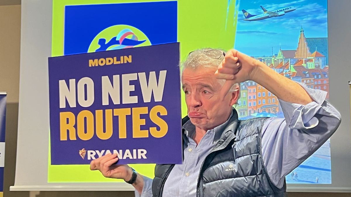 Michael O'Leary z tablicą informującą, że z Modlina Ryanair nie otworzy żadnej nowej trasy