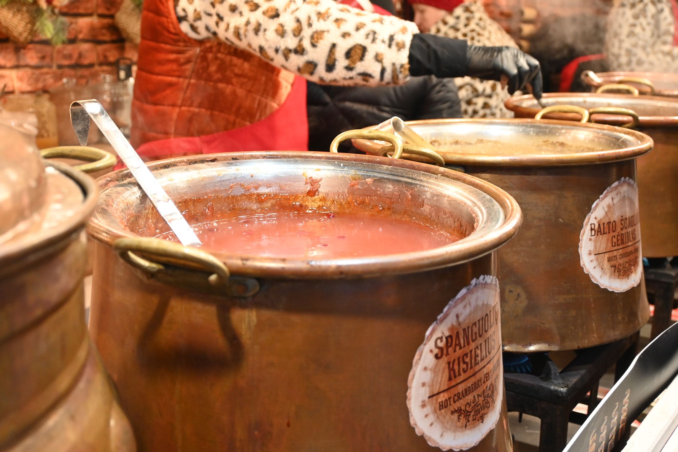 Gorące napoje nalewano prosto z garnków