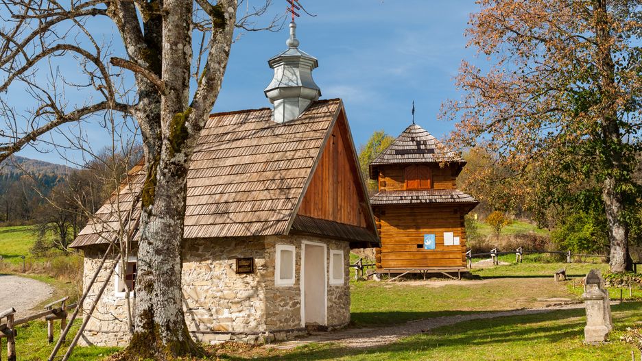 wiara, religia, kultura, kult, cerkiew, budynek, budowla, zabytek, ikona, ikonostas, fresk, carskie wrota, krzyż, dach, dom boga, bieszczady, podkarpackie, karpaty, szlak architektury, parafia, diecezja, panorama, dzwonnica, dzwon, niebo, ziemia, lopienka, drewno, cerkiew drewniana, unesco, house of god, drewniane, architektura, stary, budowa, drewna, ortodoksyjny, rosja, krzyz