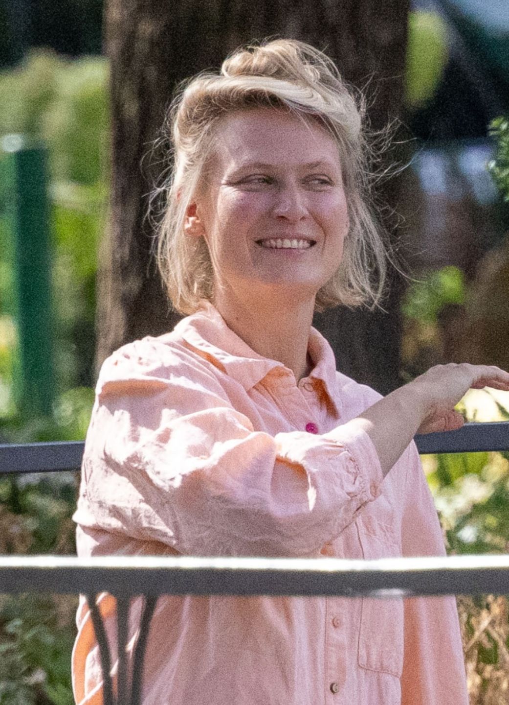 Agnieszka Żulewska bawi się z synem w parku