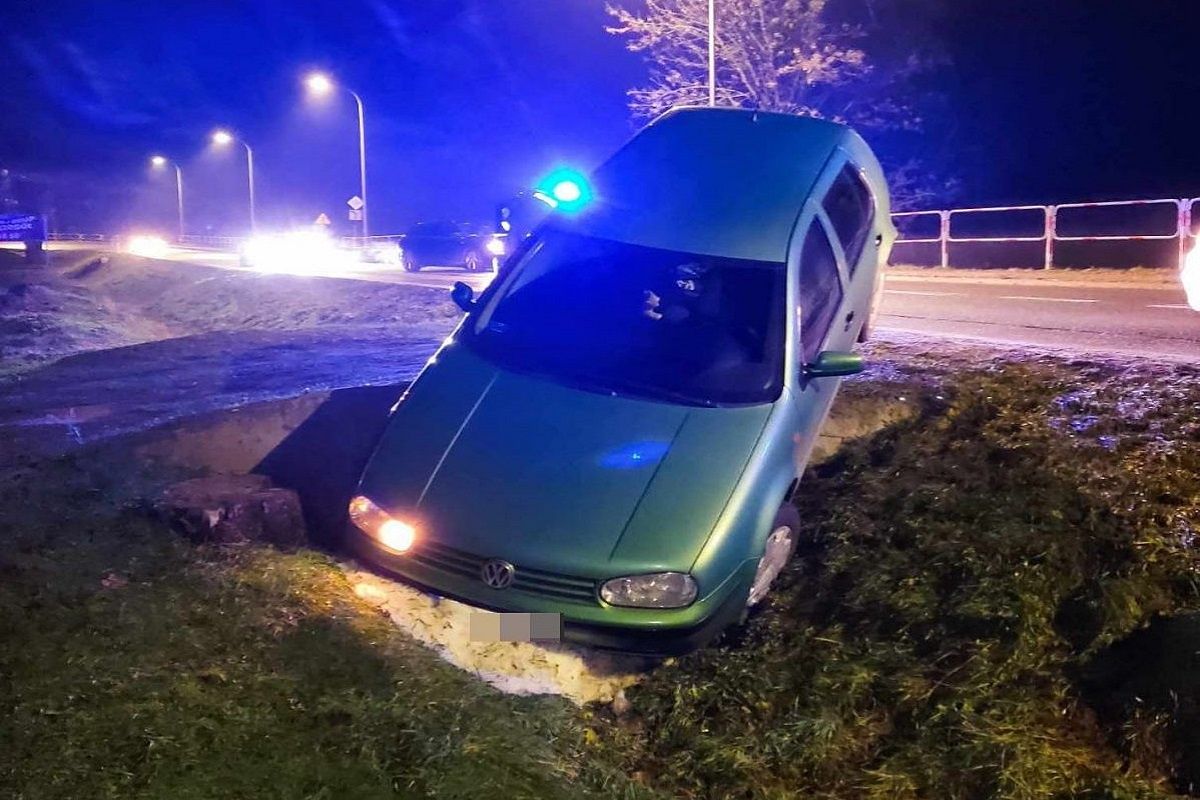 Werechanie Golf zawisł na wjeździe