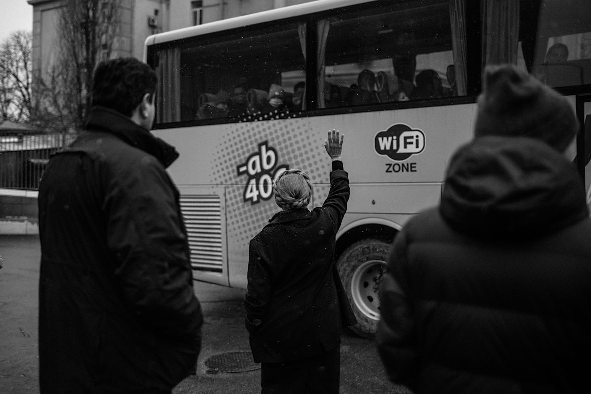 Julia Tymoszenko, była premier Ukrainy, żegna dzieci ewakuowane ze szpitala Okhmatdyt. Część dzieci z  oddziału onkologicznego została przewieziona najpierw do Lwowa, a następnie do Polski