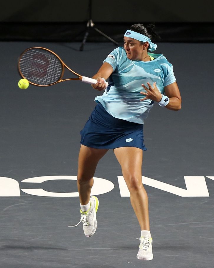 Tunisian tennis player Ons Jabeur in action against Czech player Marketa Vondrousova during the WTA Finals in Cancun, Mexico, 01 November 2023. EPA/ALONSO CUPUL Dostawca: PAP/EPA.