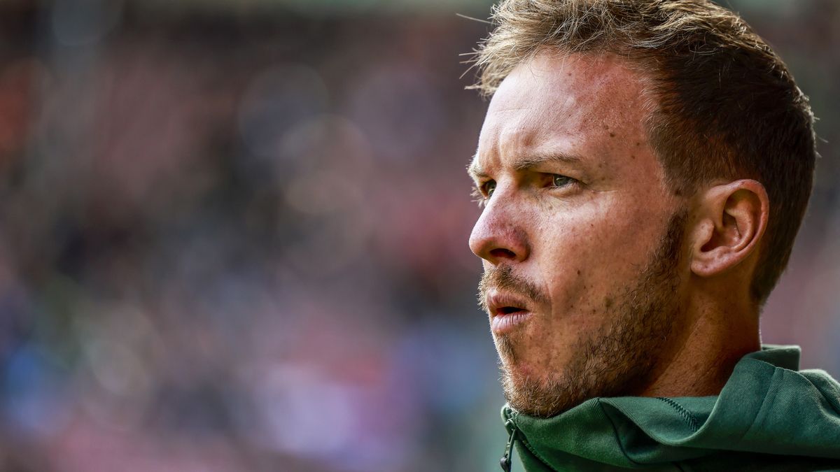 Munich's head coach Julian Nagelsmann arrives to the pitch before the German Bundesliga soccer match between FC Augsburg and FC Bayern Munich in Augsburg, Germany, 17 September 2022. EPA/HANNIBAL HANSCHKE CONDITIONS - ATTENTION: The DFL regulations prohibit any use of photographs as image sequences and/or quasi-video. Dostawca: PAP/EPA.