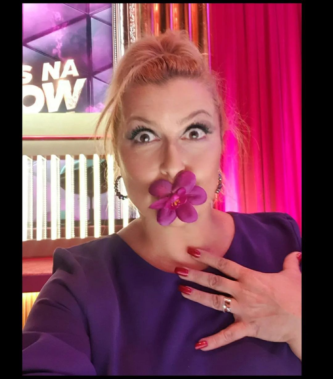 Katarzyna Skrzynecka w fioletowej sukience