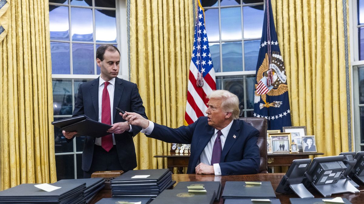 US Presidential Inauguration 2025
epaselect epa11840858 US President Donald Trump signs numerous executive orders, including pardons for defendants from the January 6th riots and a delay on the TikTok ban, on the first day of his presidency in the Oval Office of the White House in Washington, DC, USA, 20 January 2025. Trump, who defeated Kamala Harris to become the 47th president of the United States, was sworn in earlier in the day, though the planned outdoor ceremonies and events were cancelled due to extremely cold temperatures.  EPA/JIM LO SCALZO / POOL 
Dostawca: PAP/EPA.
JIM LO SCALZO / POOL
epaselect