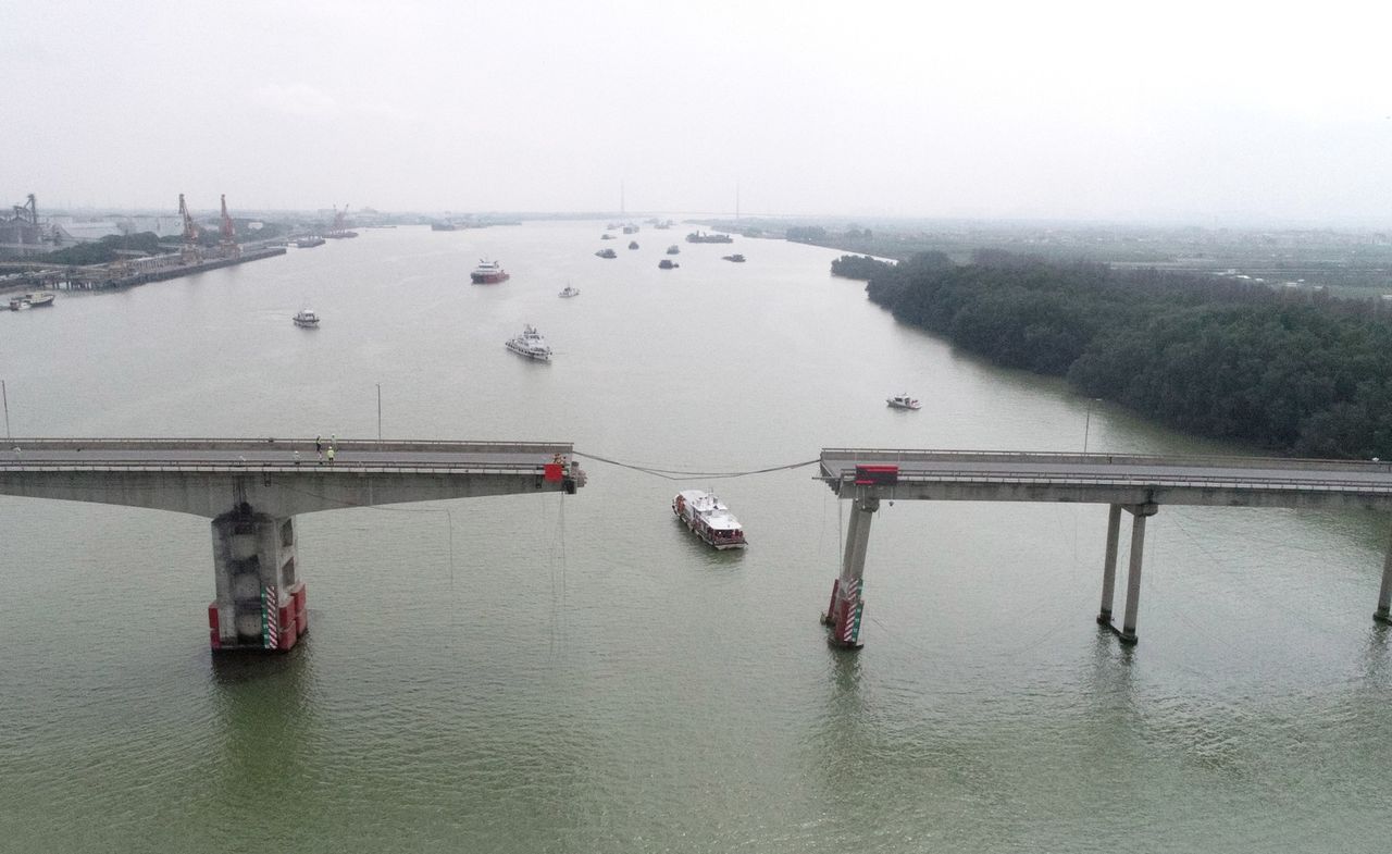 Accident in China: Fatalities reported as container ship collides with bridge