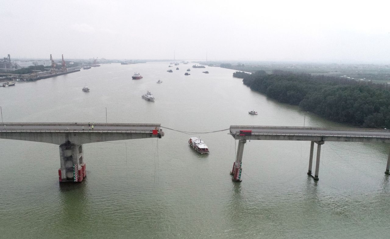 The cargo ship rammed the bridge.