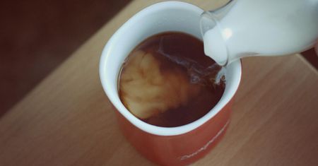 Czy herbata z mlekiem jest zdrowa? Napój ma niesamowite właściowści