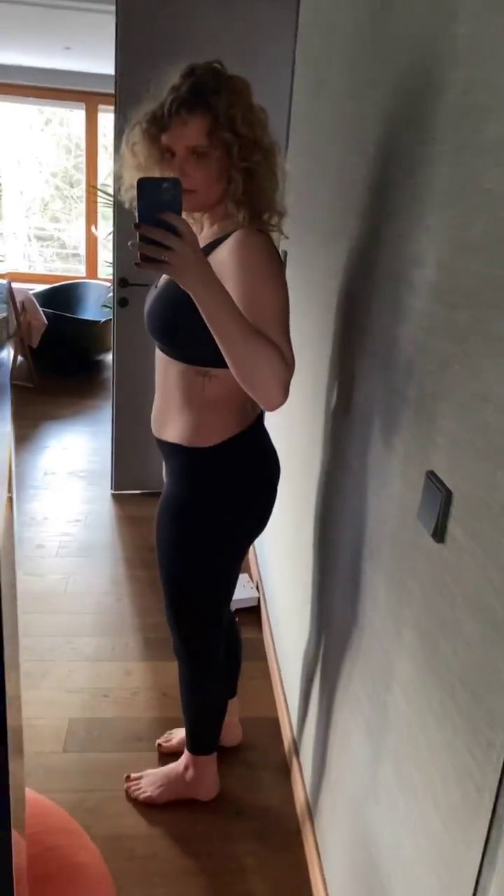 Zofia Zborowska pokazuje figurę po ciąży