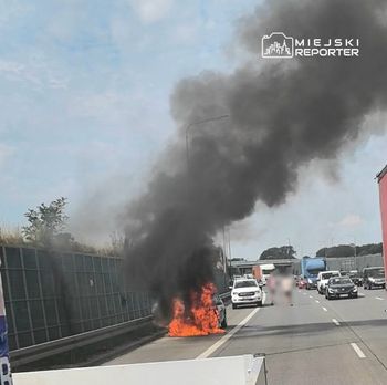 Pożar auta na trasie S2. Pojazd objęty jest cały ogniem. Występują utrudnienia w ruchu