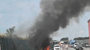 Pożar auta na trasie S2. Pojazd objęty jest cały ogniem. Występują utrudnienia w ruchu