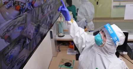 Tak można uzyskać superodporność na COVID-19. Naukowcy o końcu pandemii