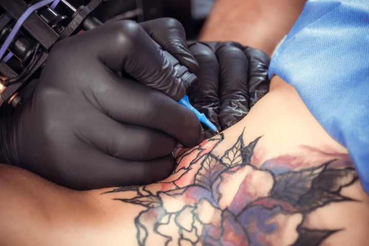 Tatuaże a oddawanie szpiku to temat, który bywa przedmiotem pewnych nieporozumień