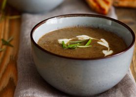 Zupa krem z pieczarek - charakterystyka, wartości odżywcze, przepis, z czym podawać