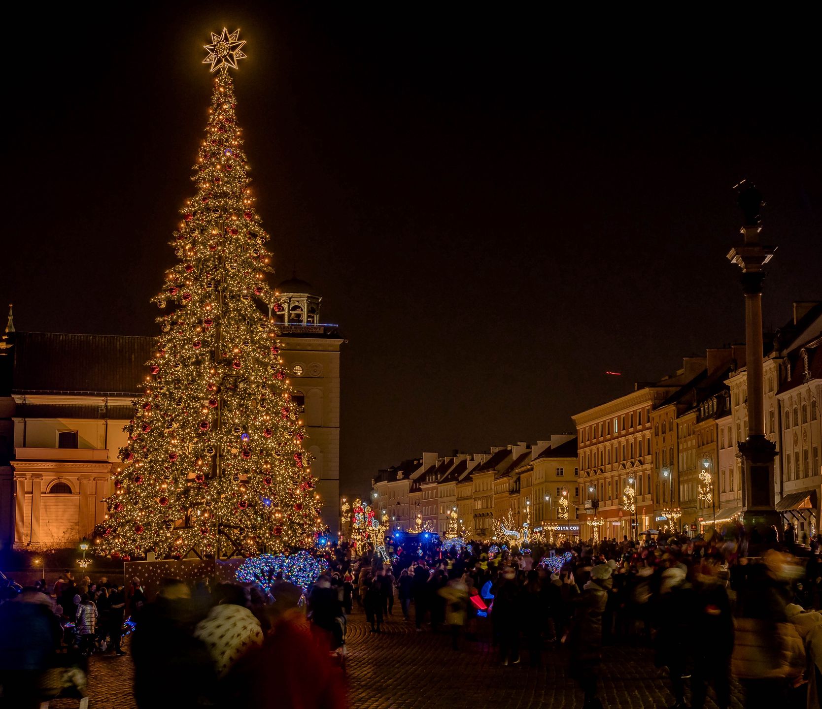 Świąteczna iluminacja w Warszawie gotowa. Miasto zdecydowało się na powrót do przeszłości