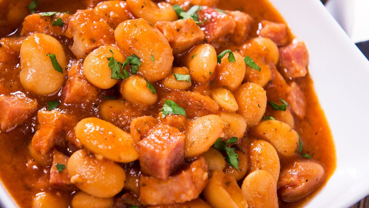 Fasolkę po bretońsku możesz zagęścić czerstwym chlebem