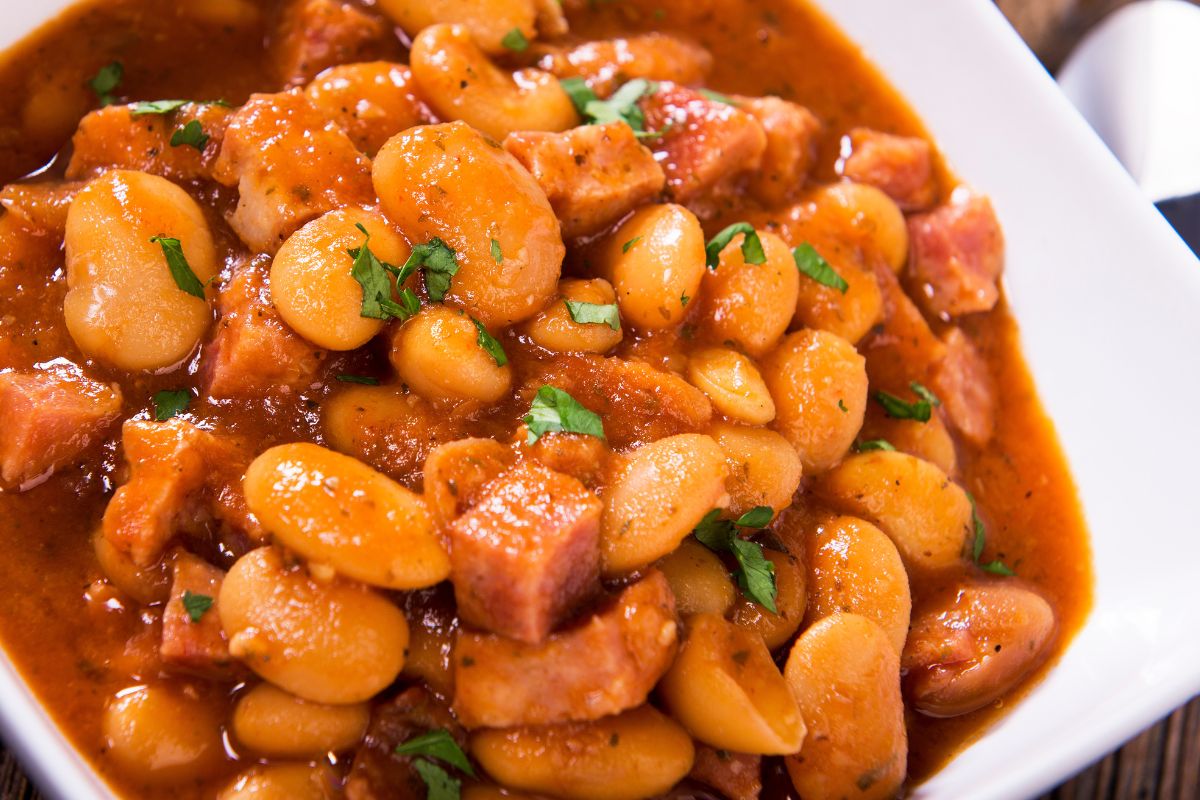 Fasolkę po bretońsku możesz zagęścić czerstwym chlebem