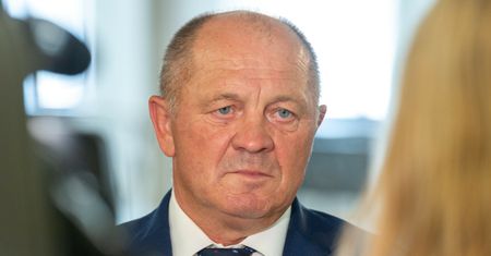 Morawiecki podda się? Marszałek senior przewiduje