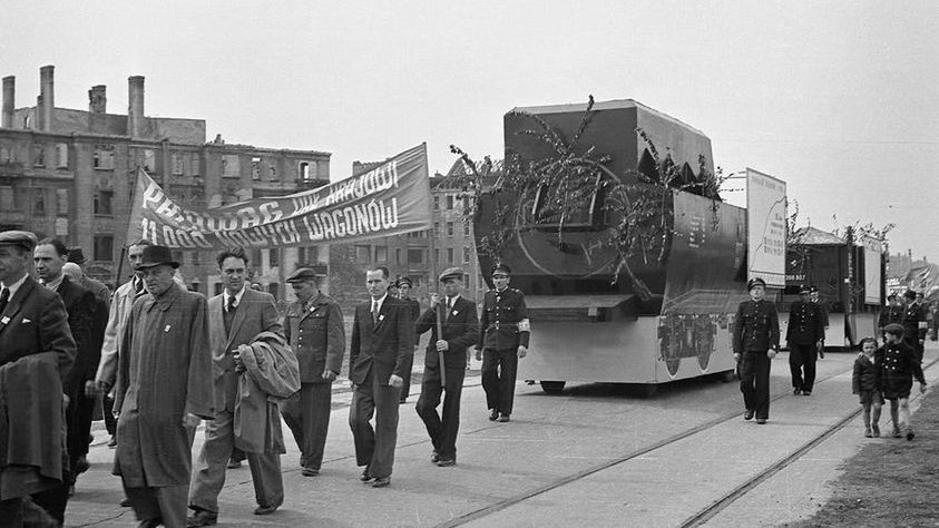 Wrocław. 100 wagonów węglowych oddał uroczyście Pafawag 26 stycznia 1946 roku, zaledwie w kilka miesięcy po ponownym uruchomieniu produkcji