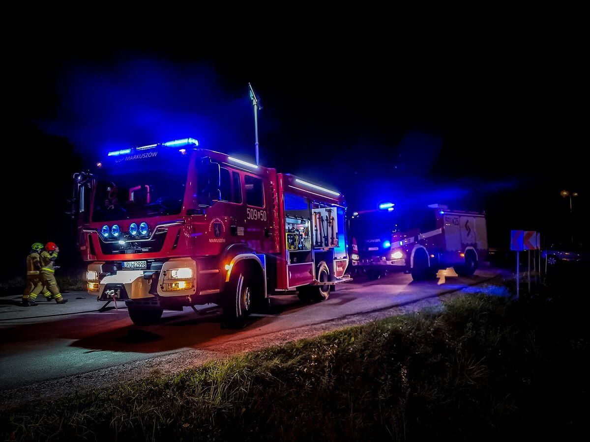 Pożar samochodu na drodze serwisowej S17 w Markuszowie