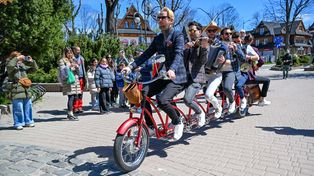 Krupówkami na sześcioosobowym rowerze w rytmie jazzu. Big Bike Orchestra rozbujała Zakopane przed Wiosną Jazzową