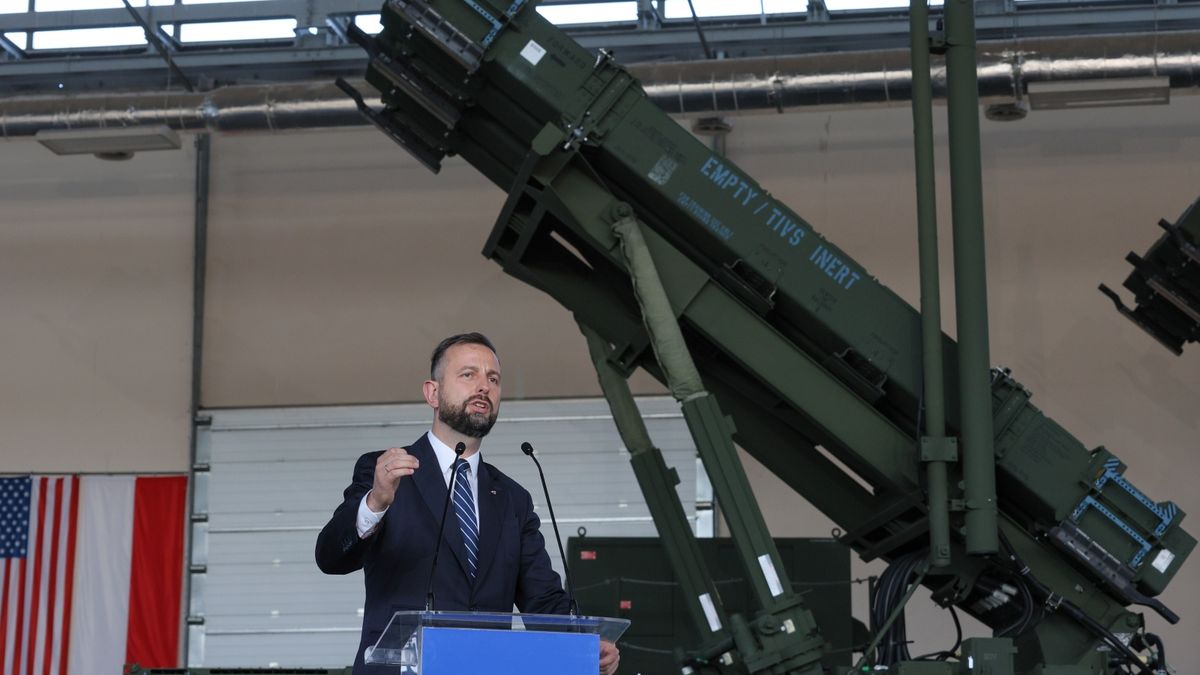  Wicepremier Władysław Kosiniak-Kamysz podczas uroczystości podpisania umowy pomiędzy Hutą Stalowa Wola S.A. a Raytheon Polska na produkcję 48 wyrzutni M903