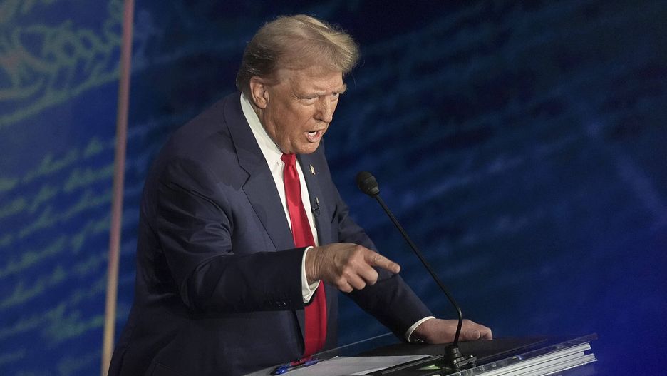 Presidential Debate Between Donald Trump and Vice President Kamala Harris
epa11597563 Republican presidential candidate Donald J. Trump responds to Democratic presidential candidate US Vice President Kamala Harris during a presidential debate hosted by ABC News at the National Constitution Center in Philadelphia, Pennsylvania, USA 10 September 2024.  The 90 minute event is the only planned debate between the two candidates in the 2024 presidential election.  EPA/DEMETRIUS FREEMAN / POOL 
Dostawca: PAP/EPA.
DEMETRIUS FREEMAN / POOL