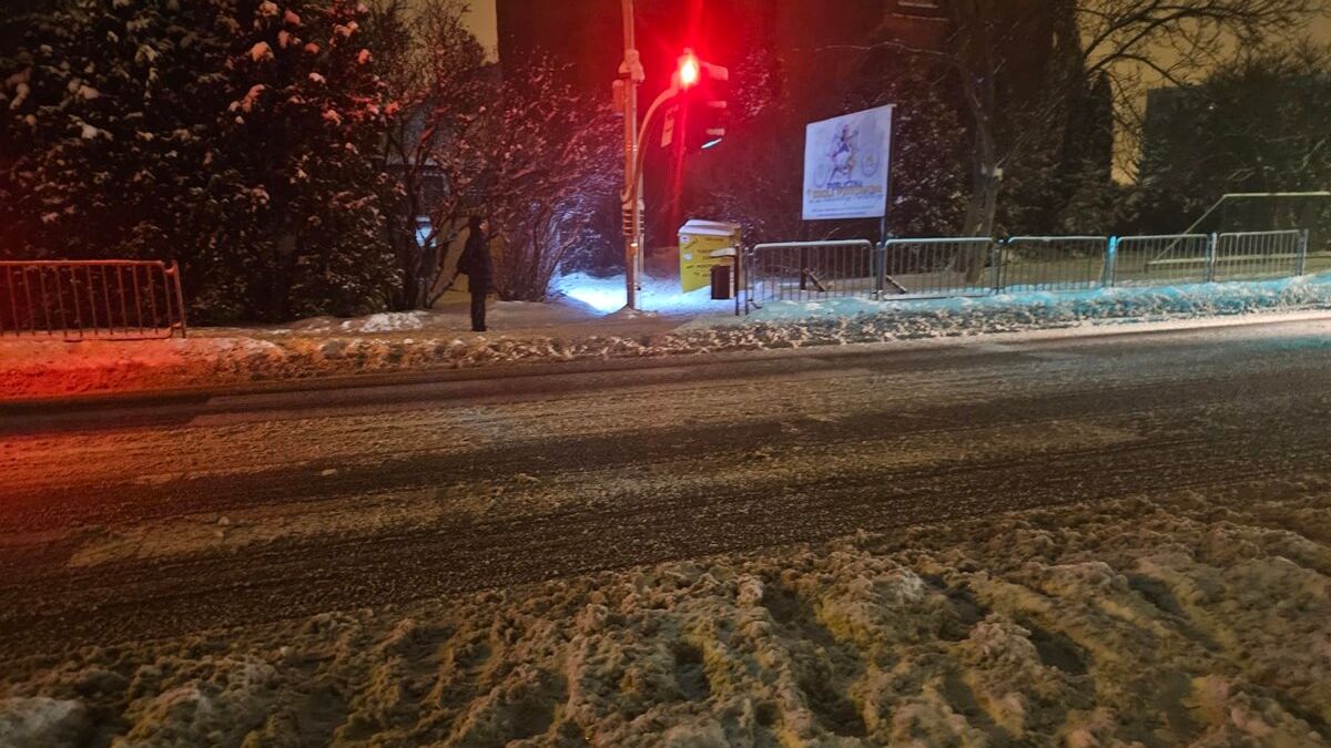 Nieodśnieżone przejście dla pieszych