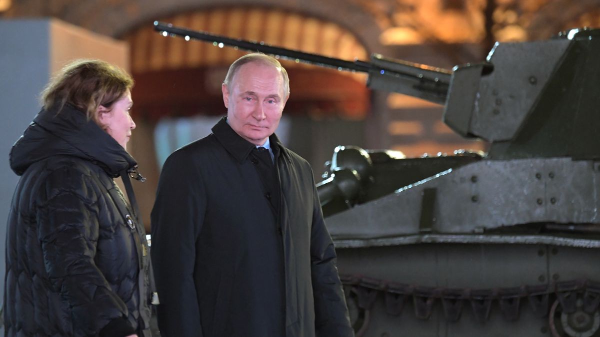 Russian President Vladimir Putin visits an open-air interactive exhibitionepa10294306 Russian President Vladimir Putin (R), accompanied by Voenfilm Studio PR Director Olga Rodionova (L), explores an exposition of an open-air interactive exhibition dedicated of the Battle of Moscow during World War Two and the 81st anniversary of the 1941 historical parade, in Red Square, Moscow, Russia, 08 November 2022. The National Unity Day (or Day of People's Unity) celebrate this year from  04 to 07 November. In the Soviet times military parade 07 November was the central holiday of the year and marked Great October (Bolshevik revolution).  EPA/ALEXEI NIKOLSKY / POOL MANDATORY CREDIT Dostawca: PAP/EPA.ALEXEI NIKOLSKY / POOL