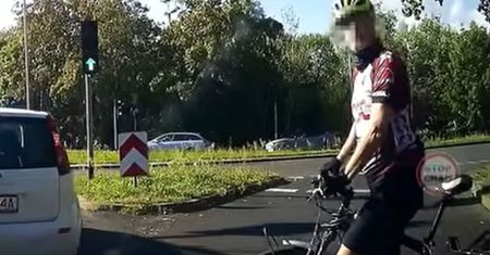Napluł kobiecie na szybę auta. Nagranie z Katowic