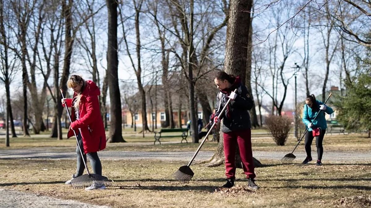 Grupa ochotników z Ukrainy posprzątała park w Suwałkach