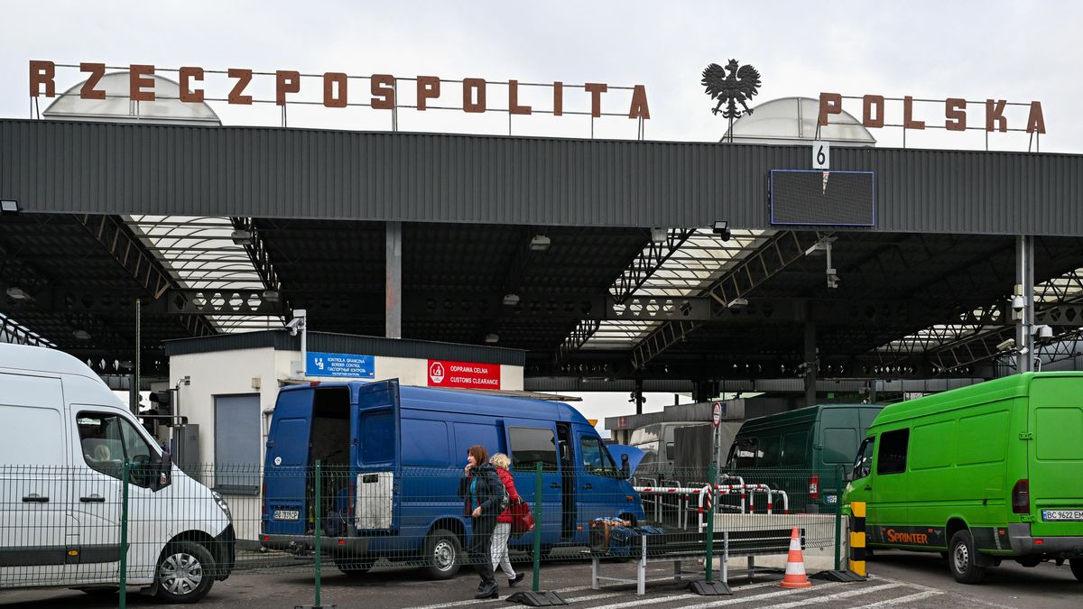 Darek Delmanowicz
celnicy, celnik, c�o, drogowe, granica, graniczna, graniczne, ilustracja, ilustracje, kontrabanda, kontrola, odprawa, polska, polsko, przemyt, Stra� Graniczna, ukraina, ukrai�skie