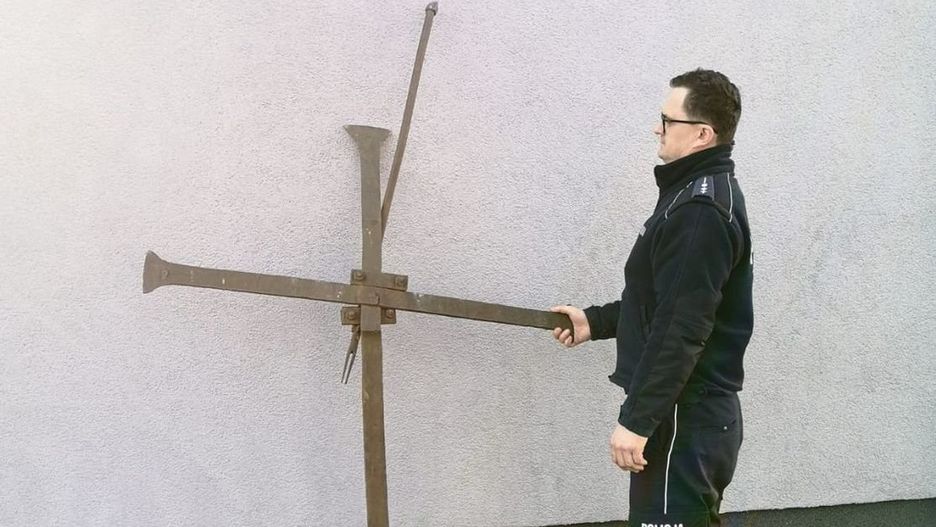 Zabytkowy krzyż mierzy dwa metry wysokości 