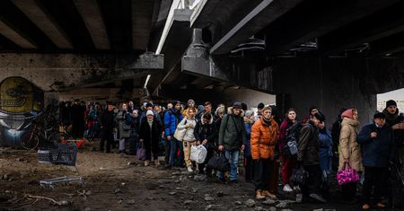 Wojna w Ukrainie. Kuriozalna decyzja Kremla. Korytarze humanitarne tylko do Rosji [RELACJA NA ŻYWO]