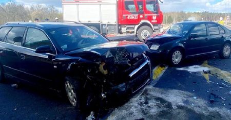 Zderzenie na obwodnicy Kocka. Trzy osoby w szpitalu. Kierowca Audi wymusił pierwszeństwo