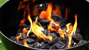 Jak szybko rozpalić grilla węglowego? Ten trik robi furorę w sieci. Wystarczy jedna rzecz, żeby zostać królem lata