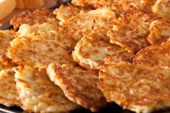 Biorę serek wiejski, jajko i ziemniaki. Po chwili mam górę pysznych placków