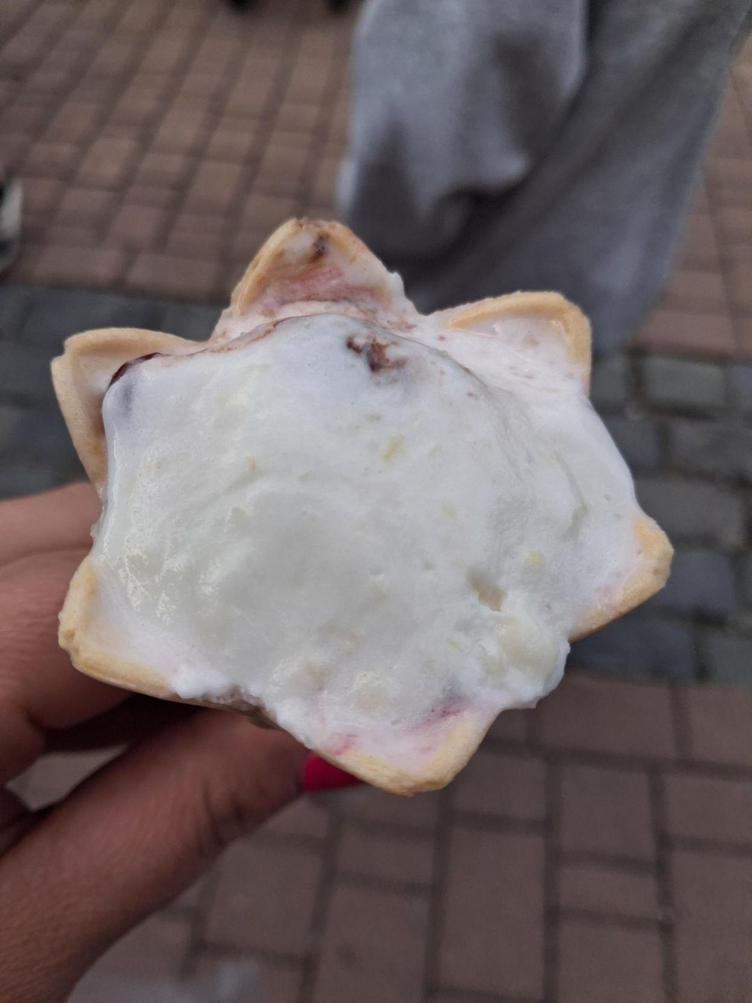 Kawałki oscypka w lodach