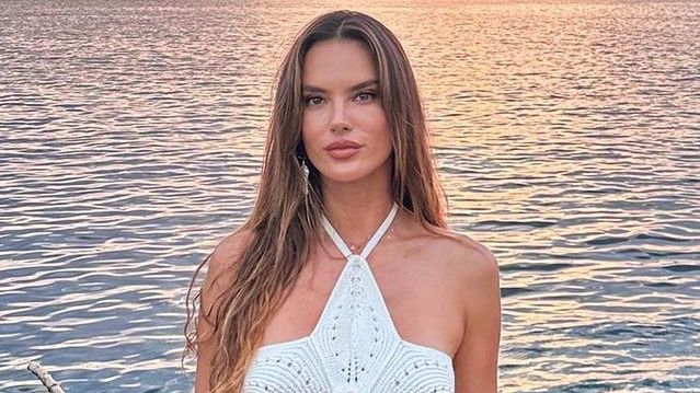 Alessandra Ambrosio pozuje w stroju kąpielowym